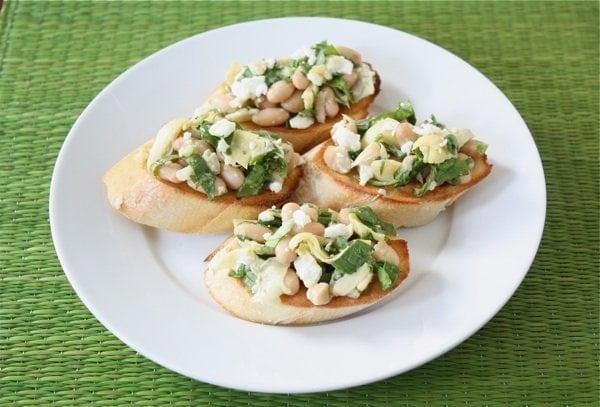 spinach-artichoke-white-bean-crostini