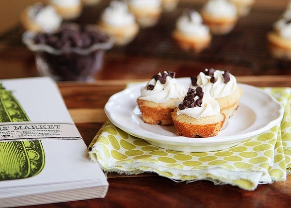 kevinandamanda-Mini-Maple-Chocolate-Chip-Pancake-Cupcakes-01