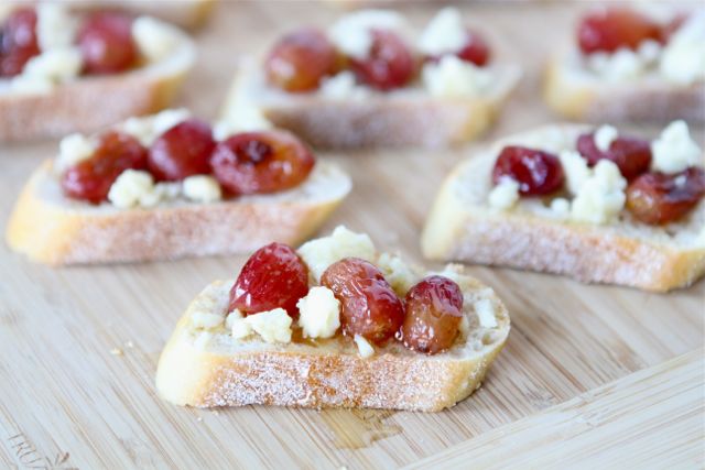 roasted-grape-blue-cheese-crostini