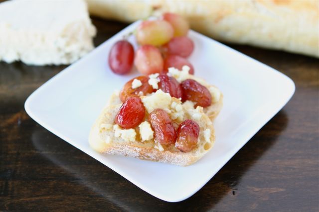 roasted-grape-blue-cheese-crostini1