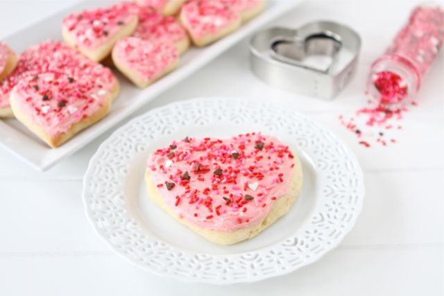 Lofthouse Sugar Cookies are super soft sugar cookies and perfect for any holiday or celebration! #sugarcookies valentine's day sugar cookie on plate