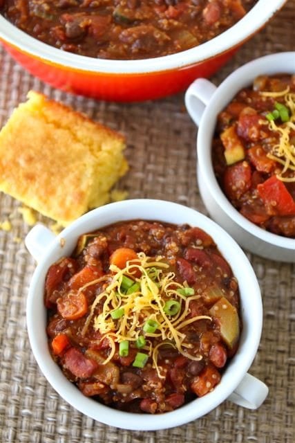 quinoa-chili1 vegetarian chili served with cornbread and topped with cheese and onion