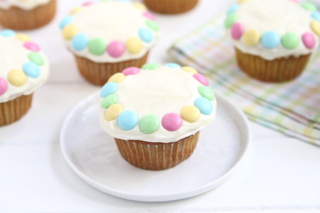 Banana Cupcakes with Cream Cheese Frosting Recipe on twopeasandtheirpod.com Love these simple cupcakes! Banana Cupcakes with Cream Cheese Frosting Recip