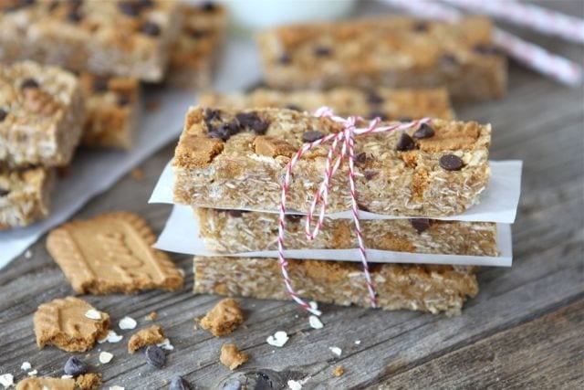 No-Bake Biscoff Granola Bars (www.twopeasandtheirpod.com)