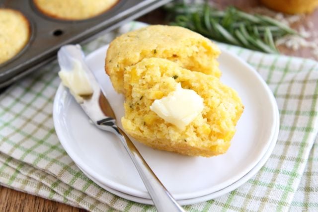 Cheddar Rosemary Corn Muffins from Two Peas and Their Pod (www.twopeasandtheirpod.com) #recipe