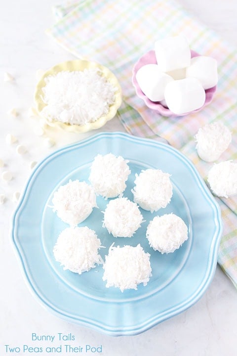 Bunny Tails on www.twopeasandtheirpod.com An easy and fun Easter treat! Bunny-Tails-2
