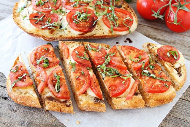 Caprese Garlic Bread on www.twopeasandtheirpod.com You NEED this recipe! Caprese Garlic Bread is a family favorite recipe and perfect for summertime.