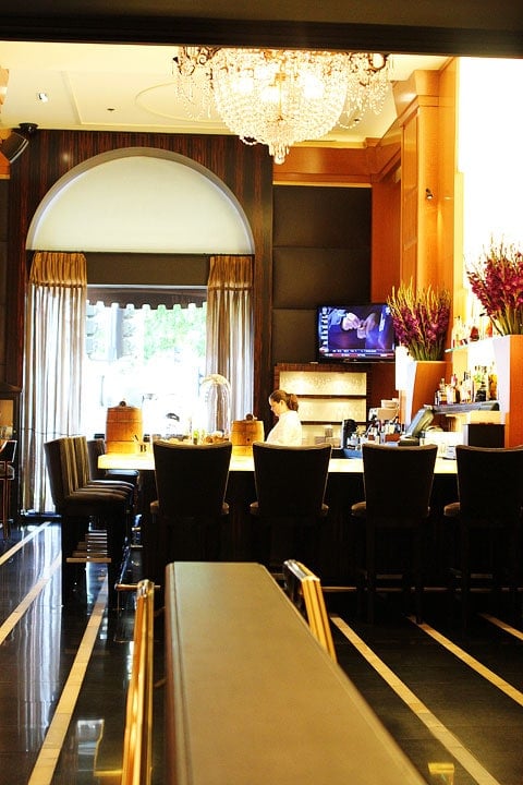 THE Blvd Restaurant, Beverly Hills, California on twopeasandtheirpod.com Beverly-Wilshire-Hotel-5