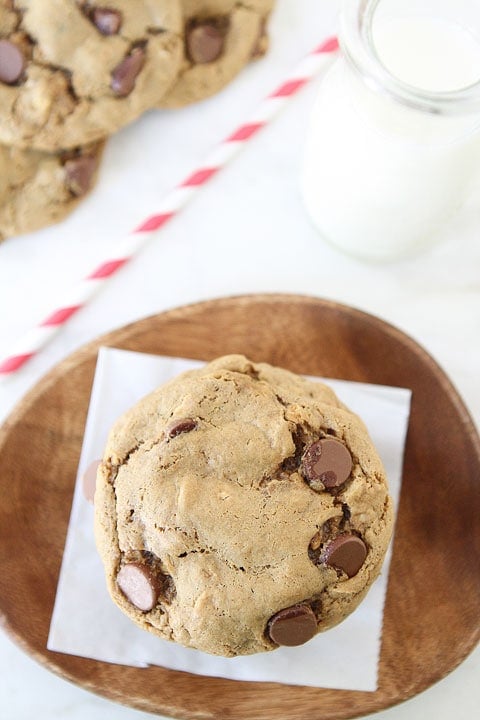 Flourless Peanut Butter Chocolate Chip Oatmeal Cookies on twopeasandtheirpod.com Flourless Peanut Butter Chocolate Chip Oatmeal Cookies on twopeasandtheirpod.com Soft, chewy, and gluten-free-you'd never know it though!