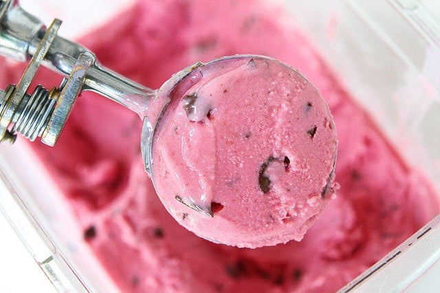 Raspberry Dark Chocolate Frozen Yogurt on twopeasandtheirpod.com Come get a scoop! Raspberry Dark Chocolate Frozen Yogurt on twopeasandtheirpod.com Come get a scoop!