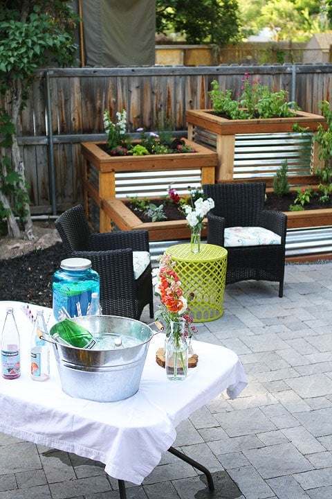 Outdoor dinner party on the patio on twopeasandtheirpod.com Outdoor dinner party on the patio on twopeasandtheirpod.com