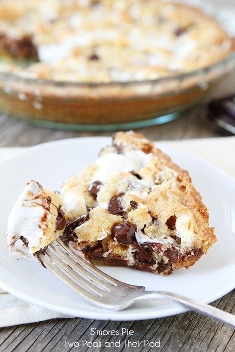 Easy S'mores Pie Recipe on twopeasandtheirpod.com #recipe Easy S'mores Pie Recipe on twopeasandtheirpod.com #recipe