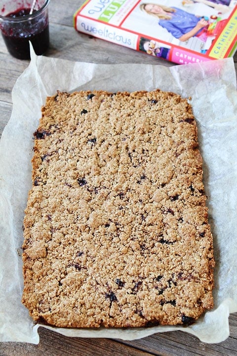 Whole Grain Fruit-Filled Bar Recipe on twopeasandtheirpod.com So much better than store bought! Whole Grain Fruit-Filled Bar Recipe on twopeasandtheirpod.com So much better than store bought!