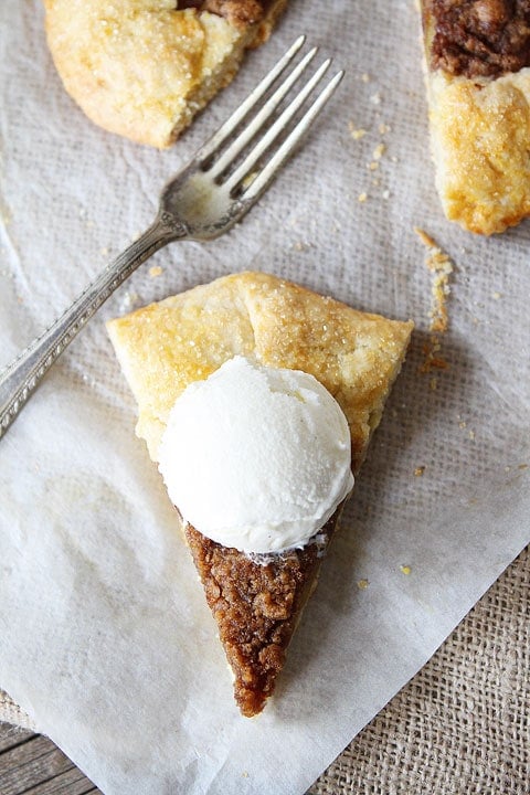 Apple Cinnamon Streusel Galette Recipe on twopeasandtheirpod.com Top with ice cream for an extra special dessert! Apple Cinnamon Streusel Galette Recipe on twopeasandtheirpod.com Top with ice cream for an extra special dessert!