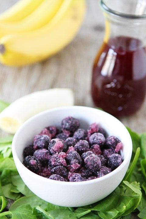 Blueberry Pomegranate Smoothie Recipe on twopeasandtheirpod.com. LOVE this easy and healthy smoothie! Blueberry Pomegranate Smoothie Recipe on twopeasandtheirpod.com. LOVE this easy and healthy smoothie!