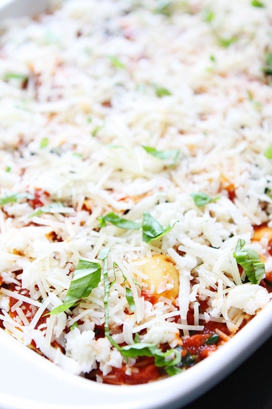 Easy Cheesy Baked Tortellini Recipe on twopeasandtheirpod.com Easy Cheesy Baked Tortellini Recipe on twopeasandtheirpod.com