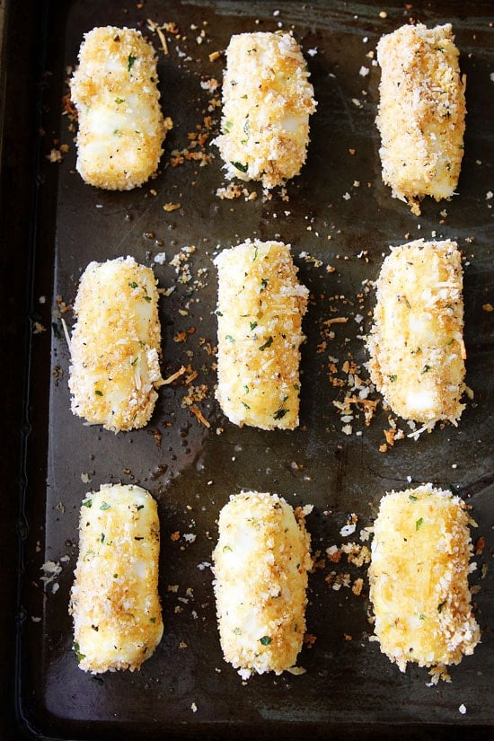 Baked Mozzarella Sticks Recipe on twopeasandtheirpod.com Kids and adults love these easy baked mozzarella sticks! Baked Mozzarella Sticks Recipe