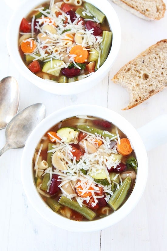 Slow Cooker Minestrone Soup Recipe This soup is healthy and easy to make! #soup #slowcooker #crockpot #vegetarian Easy Slow Cooker Minestrone Soup