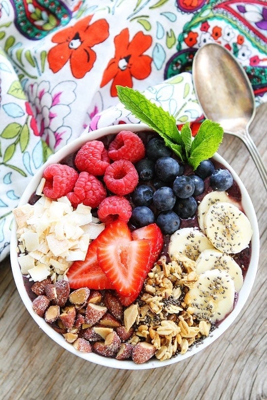 Berry Banana Smoothie Bowl Recipe on twopeasandtheirpod.com This smoothie bowl is easy to make and fun to eat! Kids and adults love this healthy smoothie bowl! Breakfast Smoothie Bowl With Berries in Bowl