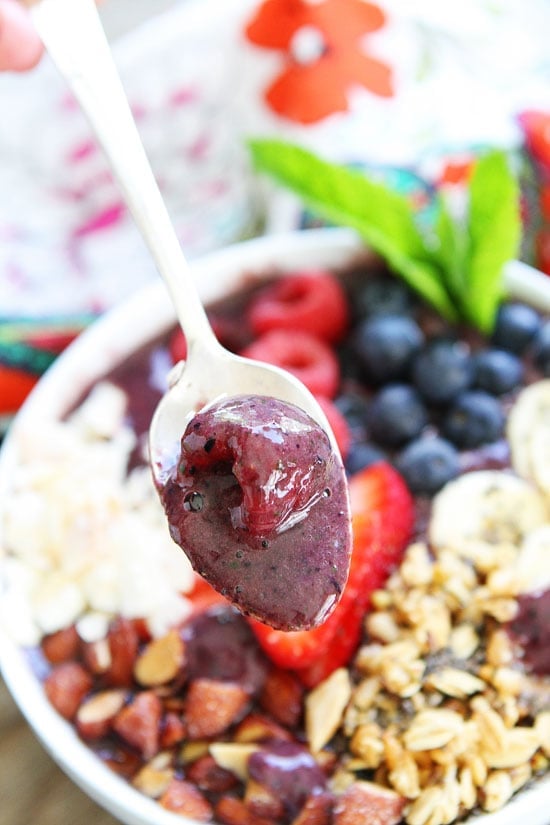 Berry Banana Smoothie Bowl Recipe on twopeasandtheirpod.com This smoothie bowl is easy to make and fun to eat! Add your favorite toppings! How To Make Smoothie Bowl