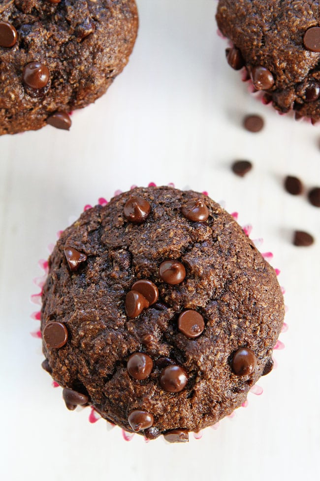 Chocolate Banana Muffins Recipe-These rich and fudgy muffins are healthy enough for breakfast, but good enough for dessert! #muffins #chocolate #banana #vegan #healthyrecipe #baking #easyrecipe #kidfriendly Easy Chocolate Banana Muffins Recipe