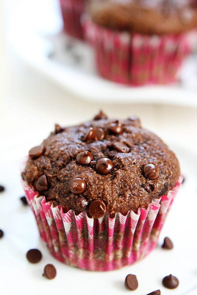 Chocolate Banana Muffins Recipe-These rich and fudgy muffins are healthy enough for breakfast, but good enough for dessert! #muffins #chocolate #banana #vegan #healthyrecipe #baking #easyrecipe #kidfriendly Healthy Chocolate Banana Muffins Recipe