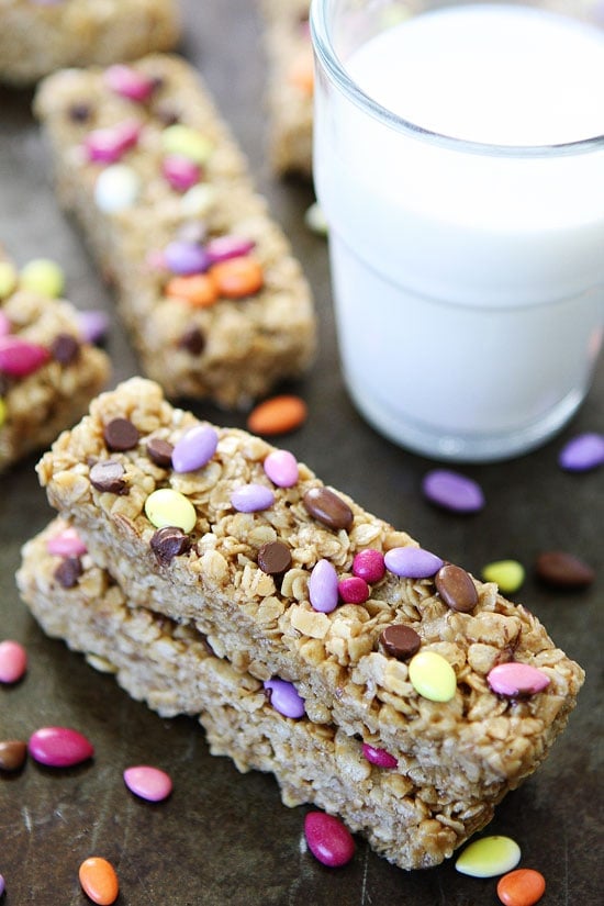 No-Bake Sunflower Butter Granola Bars Recipe on twopeasandtheirpod.com Easy homemade granola bars that are great for school lunches or every day snacking! No-Bake Sunflower Butter Granola Bars Recipe