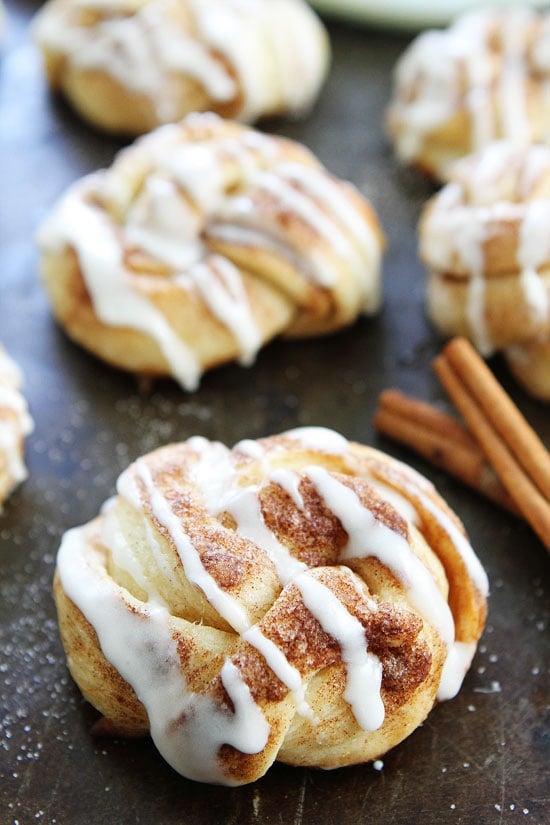 Easy Cinnamon Roll Knots Recipe on twopeasandtheirpod.com These quick and easy cinnamon roll knots are made with pizza dough and taste just like cinnamon rolls. They are a family favorite! Easy Cinnamon Roll Knots Recipe