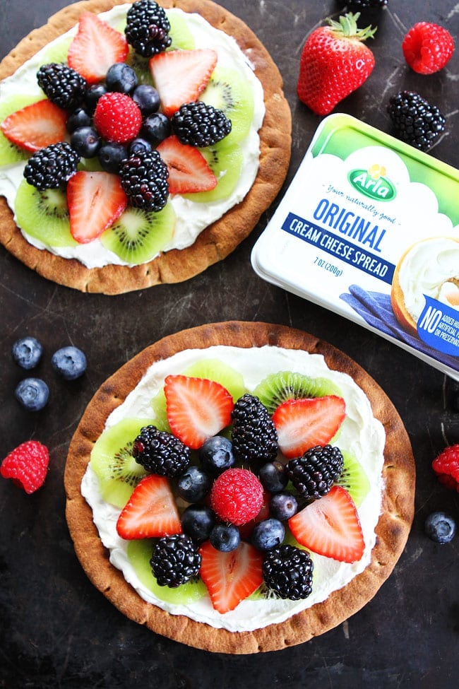 Breakfast Fruit Pizza Recipe on twopeasandtheirpod.com Kids and adults will love these easy and healthy fruit pizzas! They are great for breakfast or snack time! Breakfast Fruit Pizzas