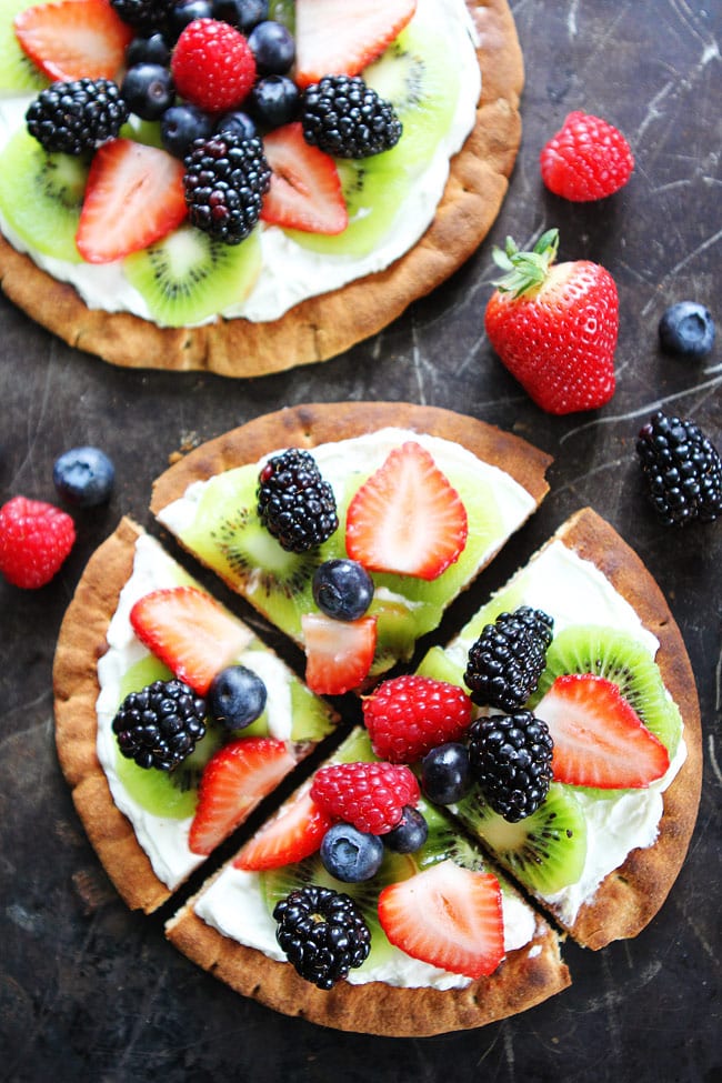 Breakfast Fruit Pizza Recipe on twopeasandtheirpod.com Kids and adults will love these easy and healthy fruit pizzas! Breakfast Fruit Pizza Recipe