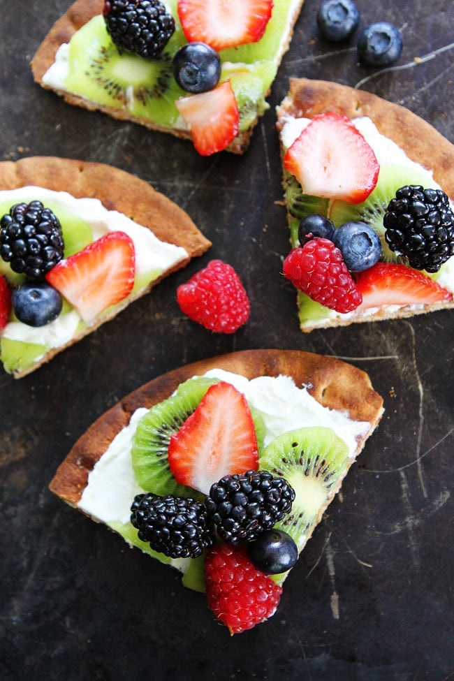 Breakfast Fruit Pizza Recipe on twopeasandtheirpod.com Kids and adults will love these easy and healthy fruit pizzas! They are great for breakfast or snack time! Breakfast Fruit Pizza Recipe