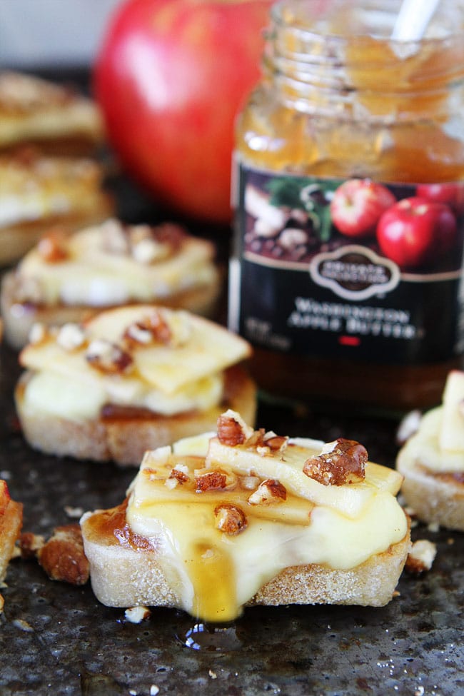 Brie, Apple, and Honey Crostini Recipe on twopeasandtheirpod.com This easy appetizer is perfect for holiday parties! It only takes 15 minutes to make! Brie, Apple, and Honey Crostini Recipe