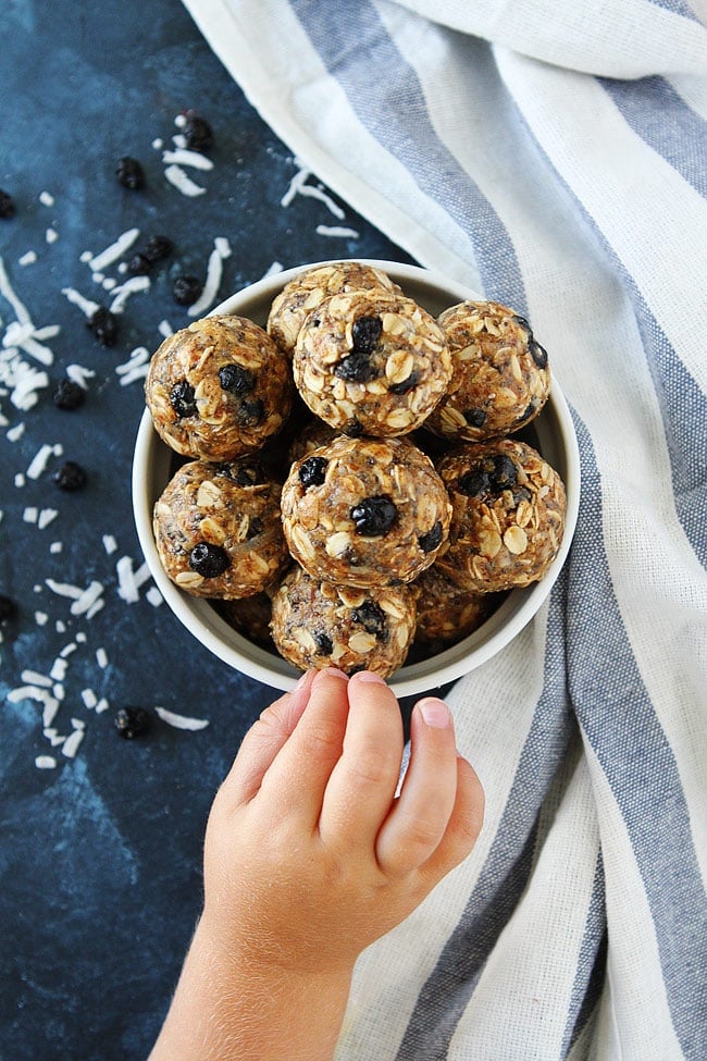 No Bake Energy Bites are a great healthy snack! #energybites #glutenfree #healthysnack No Bake Energy Bites