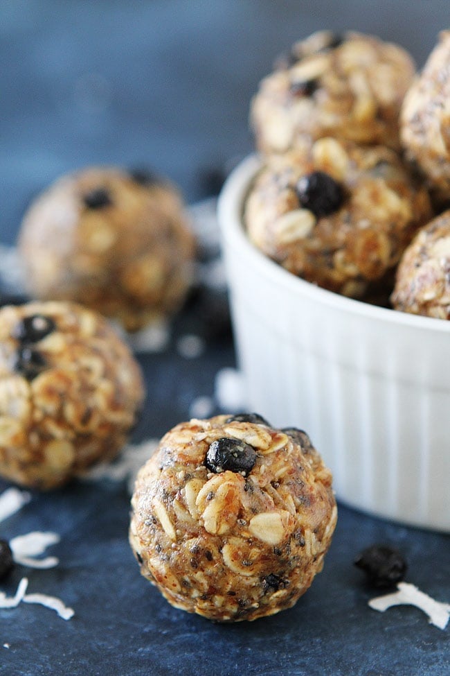 Blueberry Coconut Energy Bites are no-bake and a great healthy snack for kids and adults! #energybites #vegetarian #glutenfree Blueberry Coconut Energy Balls
