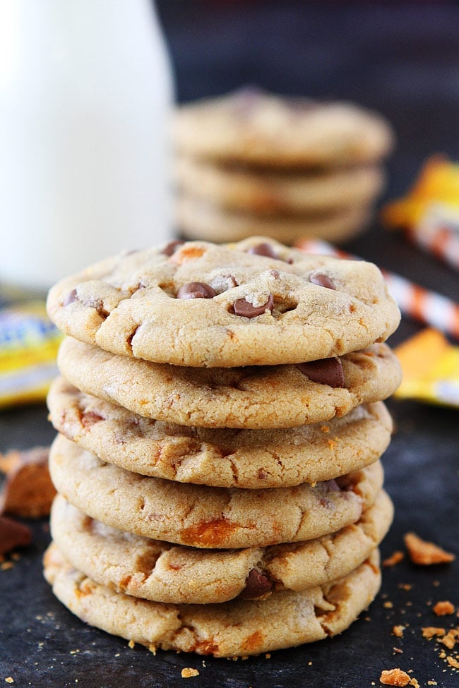 Peanut Butter Butterfinger Cookies-soft peanut butter cookies with Butterfinger candy bars and milk chocolate chips!