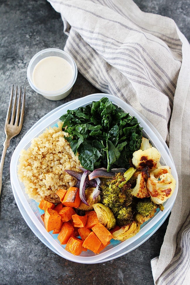 Roasted Vegetable Quinoa Bowls are easy to meal prep! Make on Sunday and eat all week! #vegan #vegetarian #glutenfree #mealprep #healthyrecipe Vegetable Quinoa Bowls