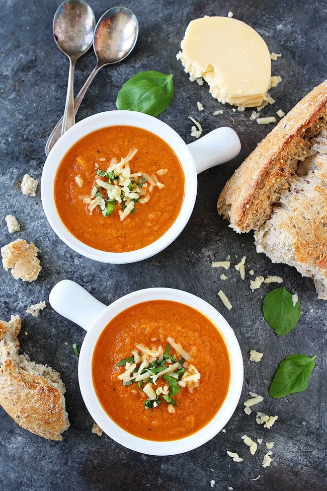 Roasted Cauliflower Red Pepper Soup is an easy and healthy soup for a cold day! #vegetarian #glutenfree #cauliflower #soup #souprecipe #easyrecipes Vegetarian Roasted Cauliflower Red Pepper Soup