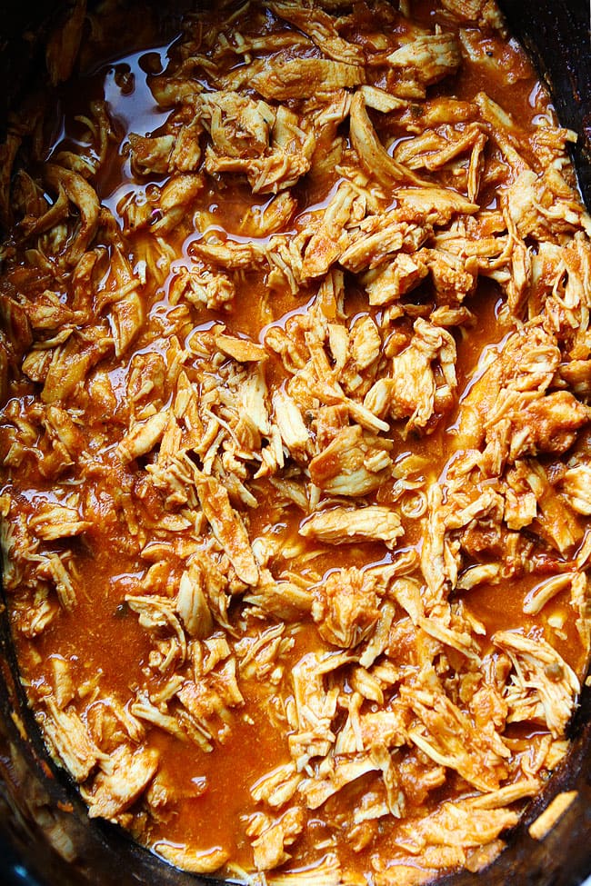 This Easy Slow Cooker BBQ Chicken Is The Perfect Meal For Busy Weeknight Dinners Or Easy Entertaining. You only need 3 ingredients! #crockpot #slowcooker #chicken #chickenrecipes #easyrecipes Crockpot BBQ Chicken