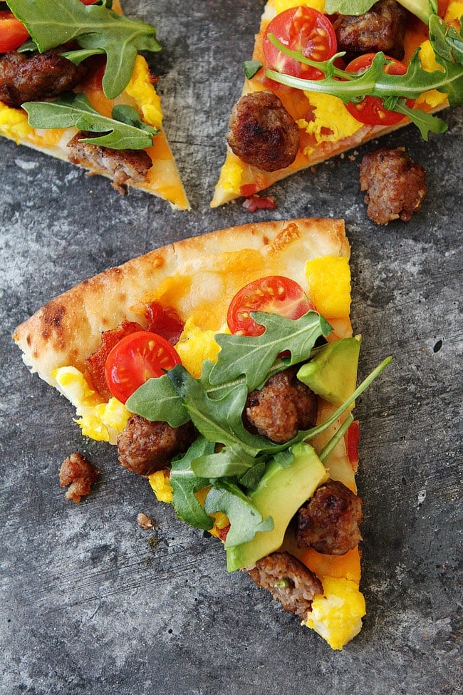 Easy Breakfast Pizza is great for breakfast, lunch, or dinner! #breakfast #pizza #breakfastpizza #sausage #eggs #bacon #cheese Easy Breakfast Pizza slice