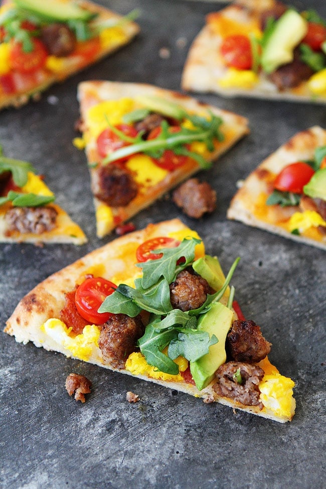 The BEST breakfast pizza recipe and it's easy to make at home! #breakfast #breakfastpizza #sausage #eggs #bacon How to Make Breakfast Pizza