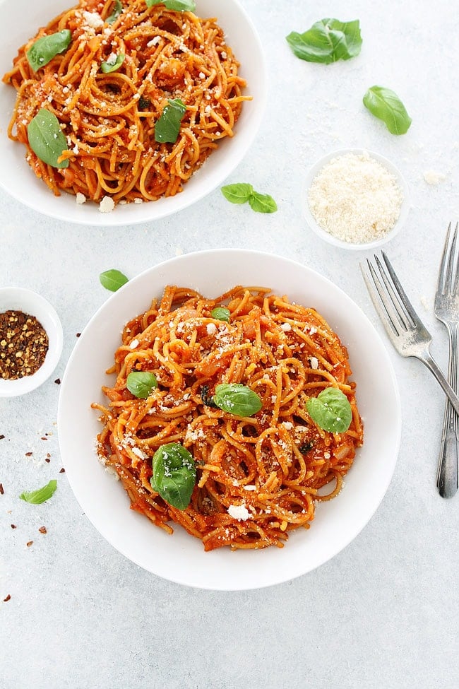 Pasta Pomodoro is a classic pasta dish that is SO easy to make! It is the perfect weeknight dinner! #pasta #vegetarian #spaghetti #dinner #easyrecipe Pasta Pomodoro Recipe