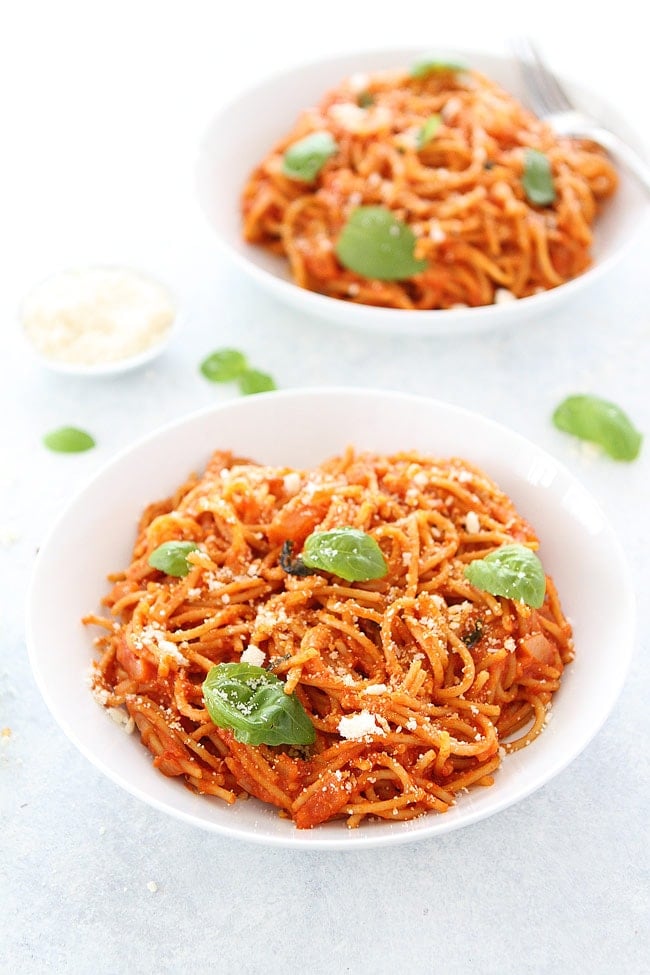 Pasta Pomodoro is a classic pasta dish that is SO easy to make at home! It is a great easy dinner! #pasta #pastapomodoro #dinner #vegetarian #easydinner #easyrecipe Easy Pasta Pomodoro