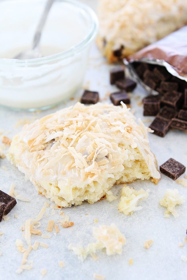 How to Make Coconut Scones #scones #coconut #chocolate #breakfast How to Make Coconut Chocolate Chunk Scones