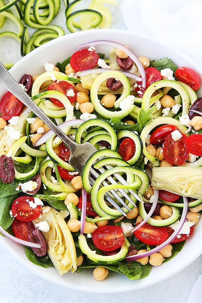 Mediterranean Zucchini Pasta Salad-the perfect zucchini noodle salad for lunch or dinner! #glutenfree #vegetarian #meatless #salad #zucchini #zucchininoodles #zoodles #healthyrecipe #healthy #easyrecipe Mediterranean Zucchini Noodle Salad