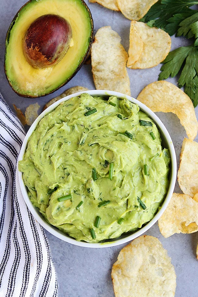 This Creamy Avocado Ranch Dip Is The Perfect Appetizer For Parties Or A Great Snack For Any Day! Kids And Adults Love This Easy Dip!? #dip #appetizer #avocado #easyrecipe #glutenfree #vegetarian #healthyrecipe #snack #diprecipe #ranch Easy Avocado Ranch Dip
