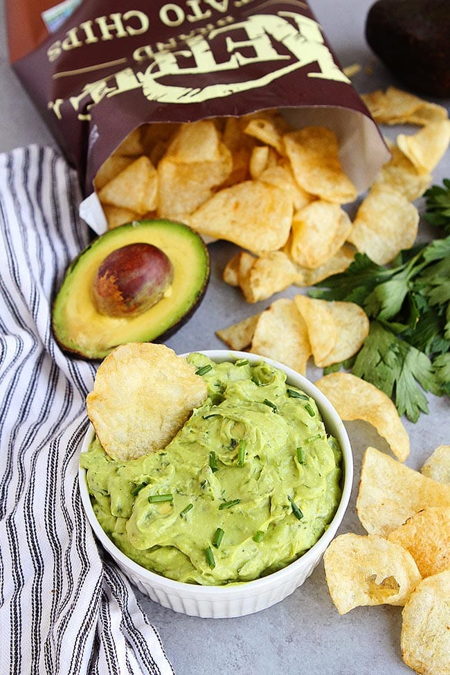 This Creamy Avocado Ranch Dip Is The Perfect Appetizer For Parties Or A Great Snack For Any Day! Kids And Adults Love This Easy Dip!? #dip #appetizer #avocado #easyrecipe #glutenfree #vegetarian #healthyrecipe #snack #diprecipe #ranch Avocado Ranch Dip with chips
