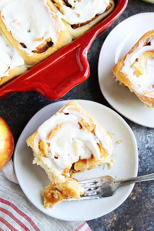 Apple Cinnamon Rolls With Brown Butter Frosting-These Light And Fluffy Cinnamon Rolls Will Remind You Of Apple Pie, But In Cinnamon Roll Form! They Are The Perfect Breakfast Treat For Fall! #cinnamonrolls #recipe #baking #breakfast #brunch #fall #apple #frosting #brownbutter Apple Cinnamon Rolls with Brown Butter Cream Cheese Frosting