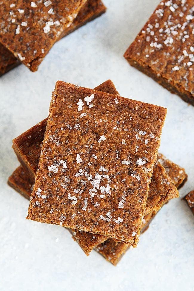 Brown Butter Ginger Molasses Blondies are the perfect bar treat for the holidays! #brownbutter #christmas #bars #blondies #baking #ginger #molasses #dessert #holidays Brown Butter Ginger Molasses Blondies Recipe
