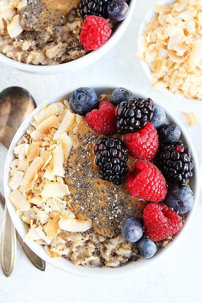 Oatmeal Breakfast Bowls-You Will Love These Satisfying Oatmeal Bowls That Are Loaded With Delicious Toppings! The Perfect Oatmeal Recipe To Start Any Morning! #oatmeal #breakfast #healthyrecipe #glutenfree #veganrecipe #vegetarian #vegan #oatmealrecipe #easyrecipe Easy Oatmeal Recipe