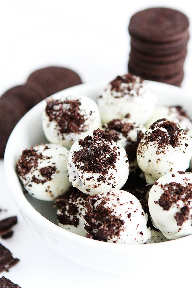 Oreo Balls Are An Easy No-Bake Treat Made With Crushed Up Oreo Cookies, Cream Cheese, And Chocolate. Oreo Balls Are A Favorite Christmas Or Anytime Treat! #Oreo #cookies #dessert #nobake #chocolate #truffles Oreo Balls Recipe